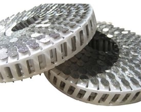 Nobe tromlesøm 2,5x25 mm i rustfri A2 kvalitet, vist i to ringe med 3600 søm i alt, monteret på hvid plastikholder.