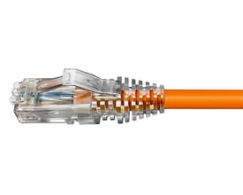 CommScope KAT.6 U/UTP LSZH patchkabel på 10m i orange med transparent RJ45 stik og aflastnings tyld.