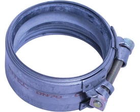 Powerkobling SML i stål til 80mm rør med en synlig EPDM pakning og spændesystem med bolt og møtrik.