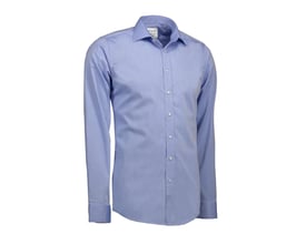 Detaljebillede af Seven Seas lyseblå slim fit skjorte, der fremhæver twill-vævningen og knapperne på forsiden.