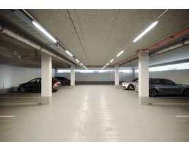 Ledvance Damp Proof Performance LED-armatur med sensor lyser i loftet i en parkeringskælder.