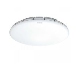 Steinel RS PRO S10 LED-armatur med 9,1W og 3000K, fladt design i hvid plast med kølerlameller i toppen.