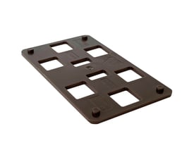 Knudsen K-Klods 45C i brun plast med mål 2 x 45 x 80 mm, viser 8 firkantede udskæringer og 4 fødder.
