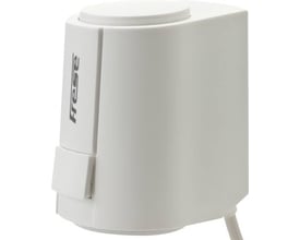 Frese On-Off aktuator i hvid plast med 24V NC og slaglængde 5,0/5,5 mm, vist fra siden på hvid baggrund.