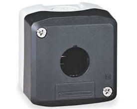 Schneider Electric trykknapkasse med mørkegrå front og hvidt kabinet, med et synligt hul til knap og skruer.