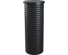 Målerbrønd i sort plast med en diameter på 400 mm og en højde på 1200 mm, inklusiv låg og målerarmatur Ø40.