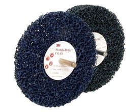 Blå 3M Clean & Strip CG-ZS grov sliberondel med åben struktur, rund centeretiket og metalholder.