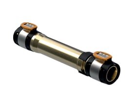 Geberit FlowFit reparationskobling 50 mm i skinnende metal med sorte og sølv detaljer og orange låseclips.