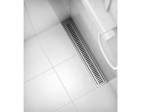 Purus Line sampak 1000 komplet afløbsrende med 75 mm lodret udløb, monteret i et moderne badeværelsesgulv med hvide klinker.