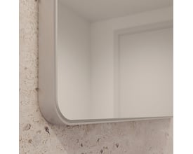 Loevschall Refine spejl med 75x120 cm ramme i børstet aluminium, monteret på en tekstureret væg.