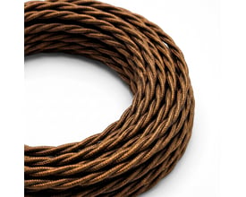 Brun, twistet stofledning til lamper ligger i en tæt oprullet løkke; ledningen er 5 meter og 2x0,75 mm².