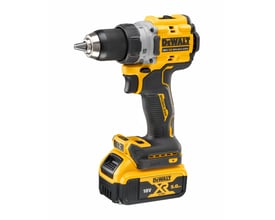 DeWalt 18V XR boremaskine DCD800P2T med 5,0 Ah batteri monteret på, vist fra siden med hvid baggrund.