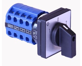 Kraus & Naimer 4-polet omskifter, 20A, med 1-0-2 positioner og 4 huls frontmontage, visende blå terminaler og sort håndtag.