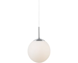 Nordlux Cafe pendel med opal hvid glaskuppel og poleret metaltop, ophængt på klar ledning mod hvid baggrund.