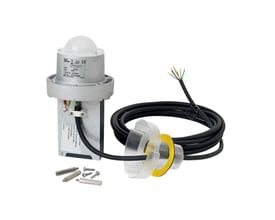 Kipp Retrofit upgrade kit med 850 lumen og 4000K LED-DAC, vist med tilbehør som skruer og kabler.