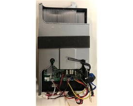 Elektronisk printkort til MSA-18 udedel Solar Plus varmepumpe, vist med synlige kabler og printpladekomponenter.