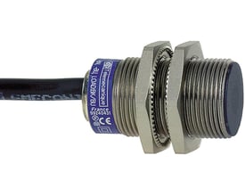 Schneider Electric XS1 induktiv sensor med M18 gevind, 10mm tasteafstand og 5m kabel, viser metalhus og blå mærkning.