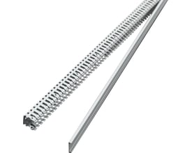 Nærbillede af Legrand ledningskanal 40x40 mm i grå med detaljerede 6 mm slidser og opdelingsmuligheder.