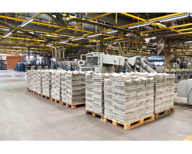 Philips CoreLine WT120C Gen3 industriarmatur lyser op i loftet i en stor produktionshal.