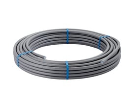 Geberit FlowFit PE-RT-alu-PE-RT rør, 16x2 mm x 250 m, i sølvgrå farve, bundtet med blå bånd på en hvid baggrund.