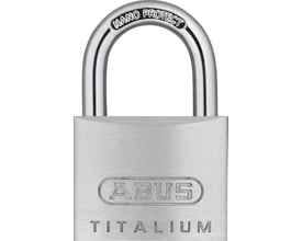 Detaljeret billede af Abus hængelås 64TI/30, der viser NANO PROTECT-inskriptionen på den opretstående bøjle.