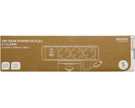 Deltaco OFFICE On-desk strømudtag med 3 stikkontakter, 1x USB-A og 1x USB-C port, monteret på C-klemme vist på brun papemballage.
