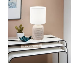 Eglo Bellariva bordlampe i creme-hvid keramik med tekstureret mønster og hvid stofskærm, sat på et hvidt sidebord med en lille plante.