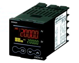 Omron E5CN-HC2MD-500 temperaturregulator, 1/16 DIN, med rød og grøn digital display, knapper og Omron logo.