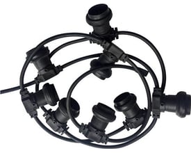 Sort lyskæde på 2,0 meter med E27 fatninger og kraftig H07RN-F 2x1,5 mm2 ledning, isoleret og velegnet til udendørs brug.