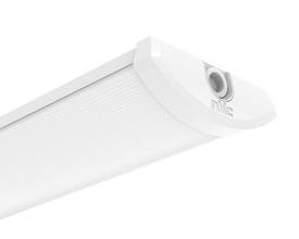 Hvidt NVC Lighting Cornell Lite LED-armatur på 606 mm med mønstret lysflade og afrundet endestykke, set skråt nedefra.