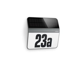Steinel XSOLAR LH-N udendørs armatur i antracit med solcellefelt og hvidt husnummerskilt med tallet 23a.