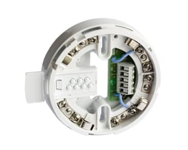 Schneider Electric EBI-11 sokkel med hvidt plastikhus og synlige skrueterminaler til kabler.