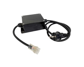 BE Flex-Line X Sensor bevægelsessensor, sort boks med strømkabel og stik samt tilslutning til LED strip, hvid baggrund.