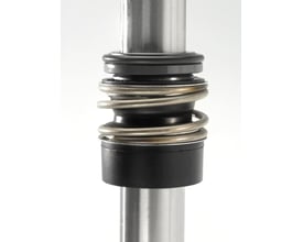 Nærbillede af reparationskit til Grundfos CLM/CLP-CDM/CDP Model A med metaldele, pakning og fjeder, monteret på en aksel.