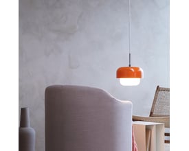 Haipot pendel i orange fra Dyberg Larsen monteret i et moderne rum med møbler og dekorationsgenstande.