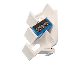 LightSolutions DIN rail adapter i hvid plast med en enkelt Shelly Mini modul sat i.