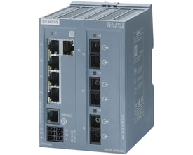 Siemens SCALANCE XB205-3LD industriel Ethernet switch med 5 RJ45 og 3 SC-fiberporte samt konsolport, monteret på DIN-skinne.