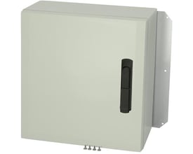 Fibox Arca vægskab 500x500x210mm i lysegrå polycarbonat med sort håndtag og monteringsplade på bagsiden.