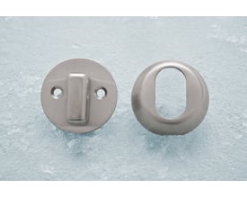Assa Abloy tilbehørssæt C/V C30 18 mm med vridergreb og rund cylinderring til oval cylinder, set forfra.