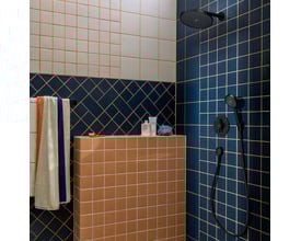 Hansgrohe Activera S hovedbruser i mat sort monteret i et moderne badeværelse med blå vægfliser.