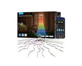 Govee Cone Tree Lights opstillet udenfor et hus, lyskæden viser et regnbuefarvet lysshow, med smartphonestyring vist i forgrunden.