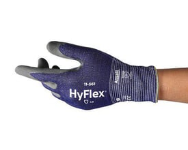 Ansell HyFlex Cut C 11-561 arbejdshandske i str. 9, vist på en hånd med blå tekstil og grå belægning.