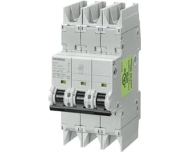 Siemens SENTRON 5SJ4 automatsikring med tre poler, 35 A og 10 kA, set skråt forfra med gråt kabinet og grøn sidemærkning.