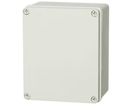 Fibox Piccolo montagekasse i lysegrå polycarbonat, 140x170x95 mm, med gråt låg og fire synlige skruer.