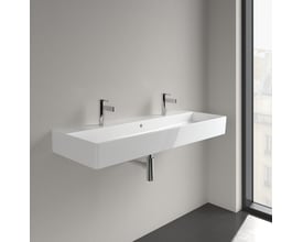 Villeroy & Boch Memento 2.0 håndvask monteret på væg i moderne badeværelse med stort vindue og to vandhaner.