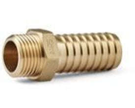 Nito slangenippel i drejet messing med 1/2" rørgevind og 5/8" slangeudtag, isoleret på hvid baggrund.