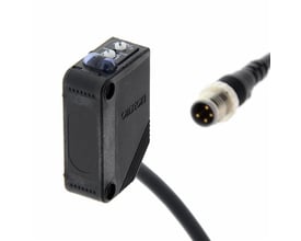 Omron fotoelektrisk sensor med rektangulært hus, infrarød LED, M8 stik og synlige justeringsknapper på hvid baggrund.