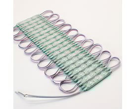 Række af LEDlife grønne LED moduler, slukket, med synlige ledninger og grønne printplader, placeret på hvid baggrund.