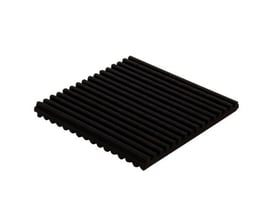 Diversitech Antivibration MP-04 er en sort gummimåtte med riller, der bruges til vibrationsdæmpning på en hvid baggrund.