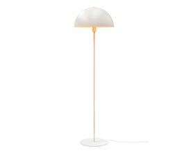 Dyberg Larsen Stockholm gulvlampe i mat hvid, 140 cm høj, med afrundet skærm og hvid stofledning, vist isoleret.